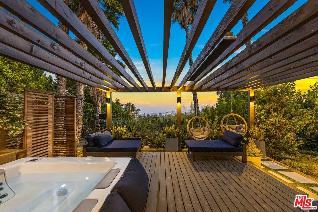 6345 Bryn Mawr Dr, Los Angeles, CA 90068