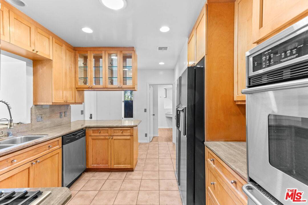 Los Angeles, CA 90025,2148 Veteran Ave