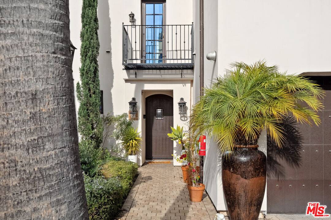 Los Angeles, CA 90049,11937 W Sunset Blvd #7