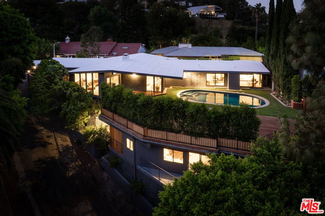Los Angeles, CA 90046,2247 Chelan Pl