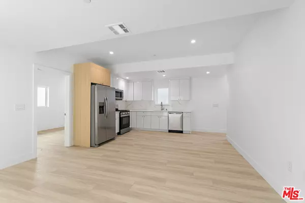 10961 Calvert #1, North Hollywood, CA 91606