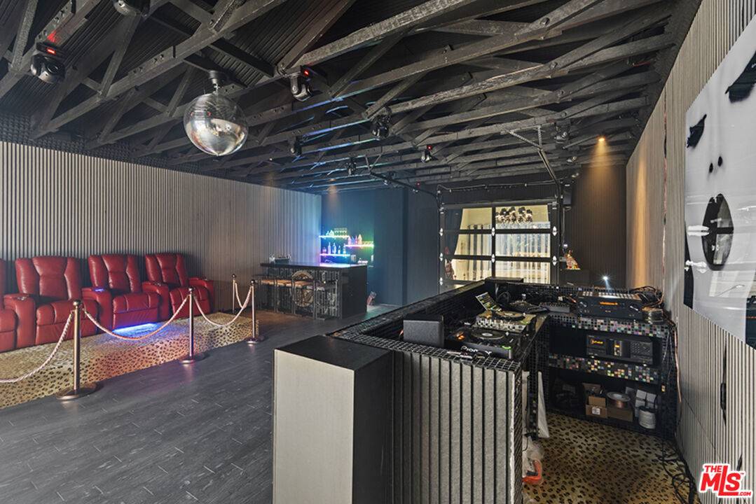 Los Angeles, CA 90034,8687 Venice Blvd