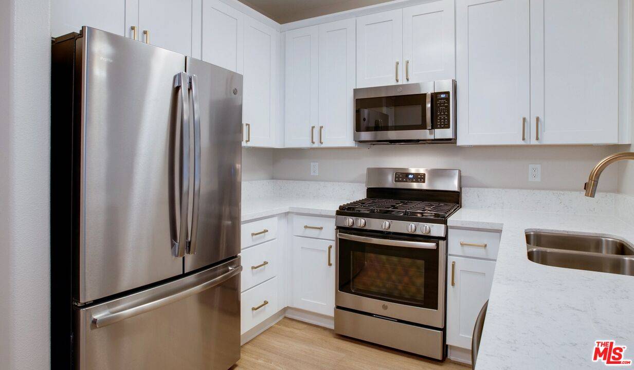 Los Angeles, CA 90036,348 S Hauser Blvd #5-116