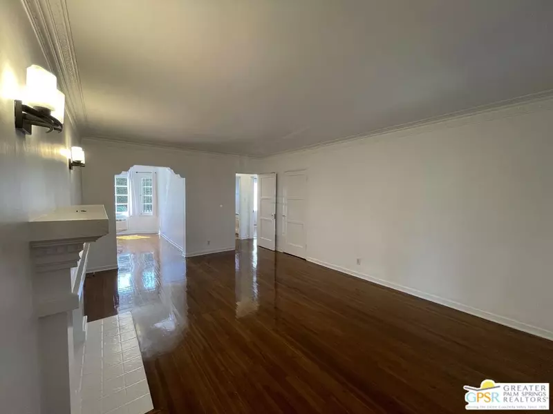927 Alandele Ave, Los Angeles, CA 90036
