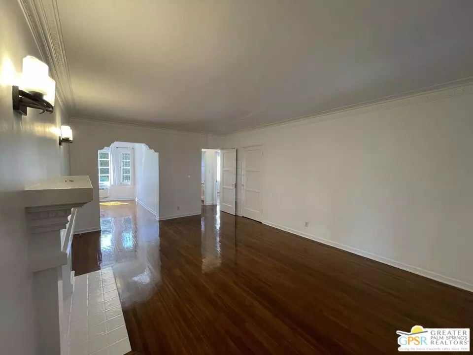 Los Angeles, CA 90036,927 Alandele Ave