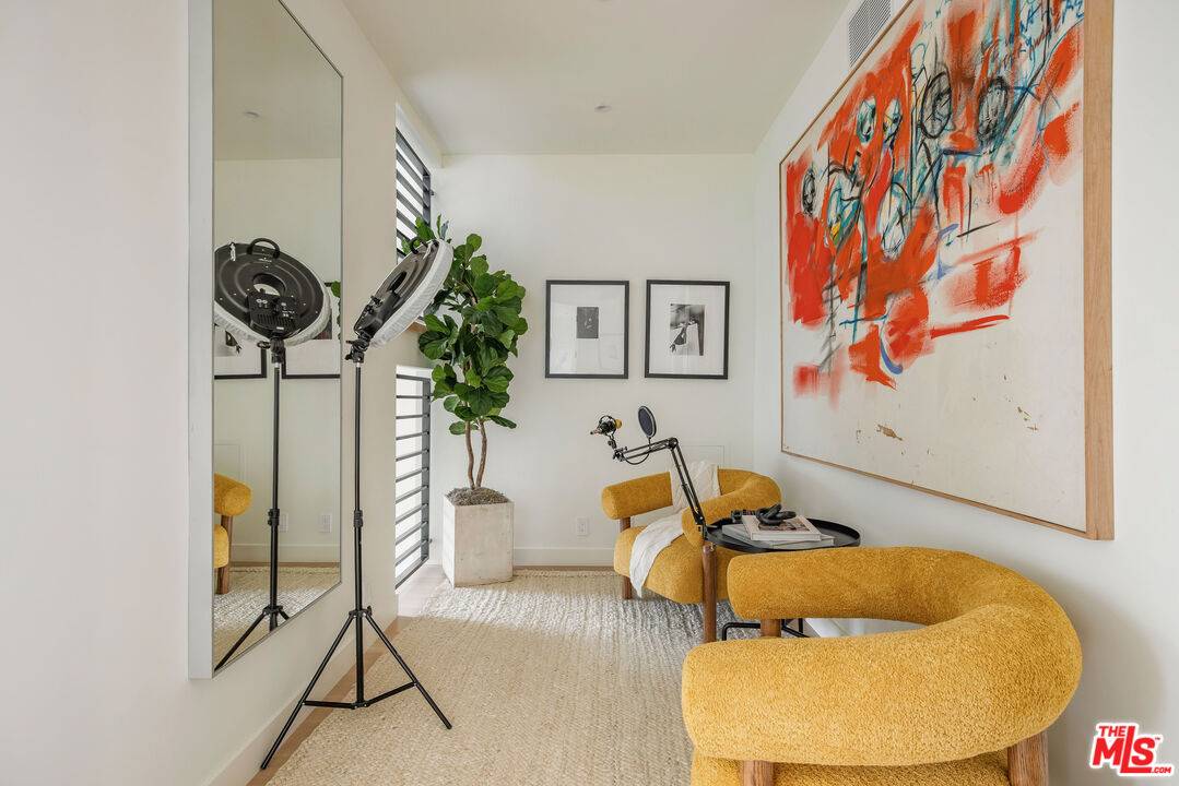 West Hollywood, CA 90069,919 Hilldale Ave