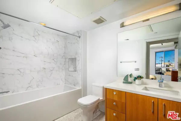 Los Angeles, CA 90038,710 N El Centro Ave #323