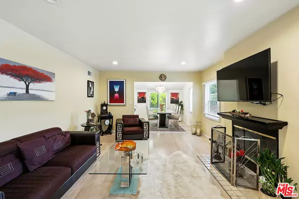 Woodland Hills, CA 91364,22101 SW Buena Ventura St