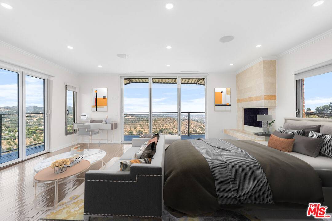 Los Angeles, CA 90068,6960 Pacific View Dr