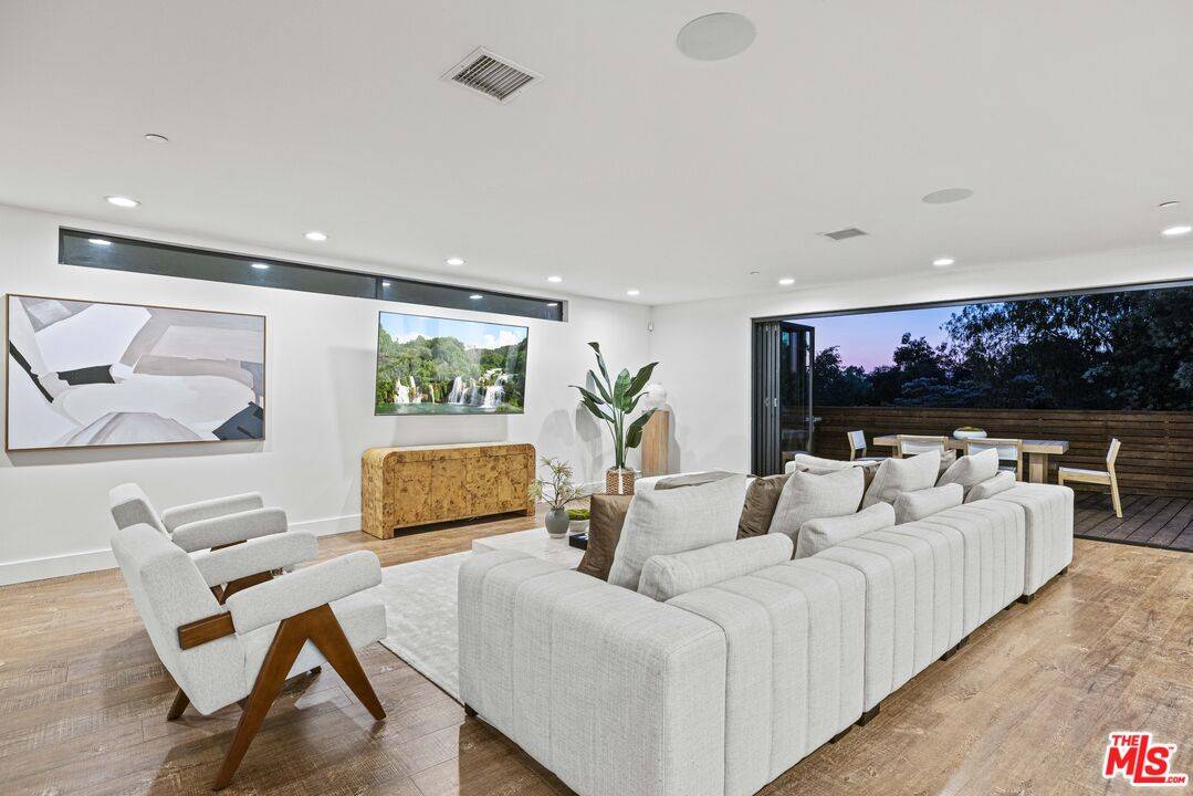 Studio City, CA 91604,3873 Berry Dr