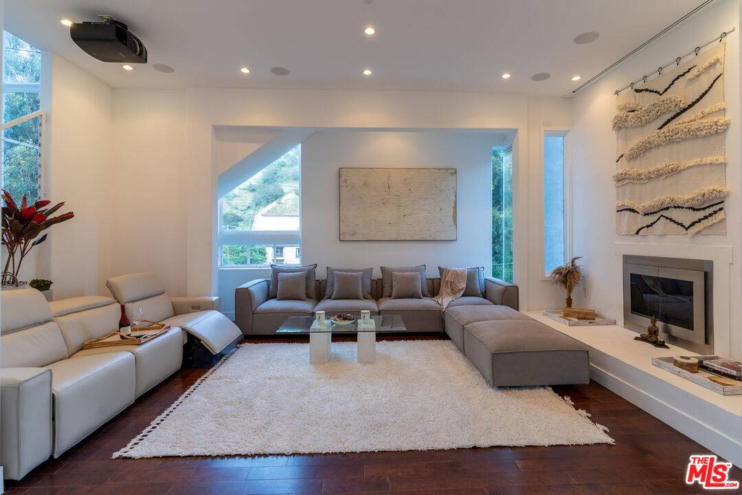 Beverly Hills, CA 90210,1857 N Beverly Dr