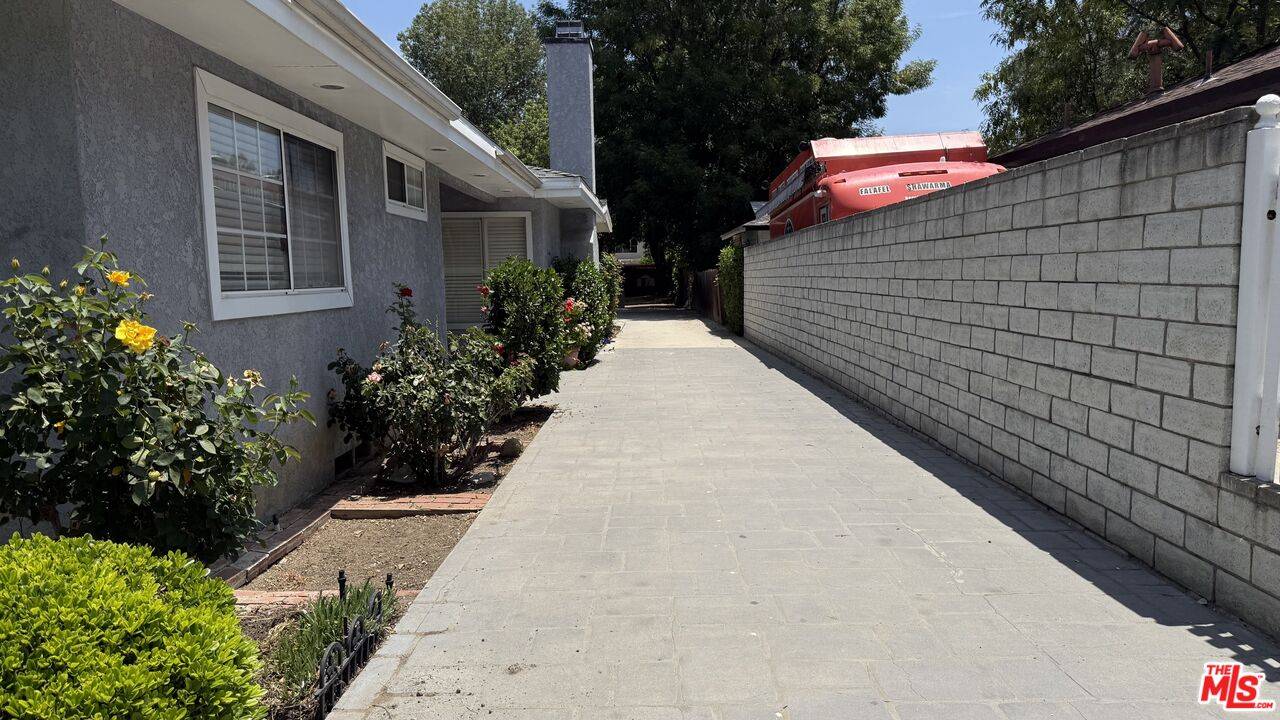 Tarzana, CA 91356,5902 Calvin Ave