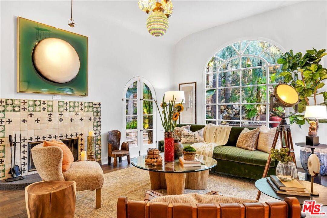 2276 La Granada Dr, Los Angeles, CA 90068