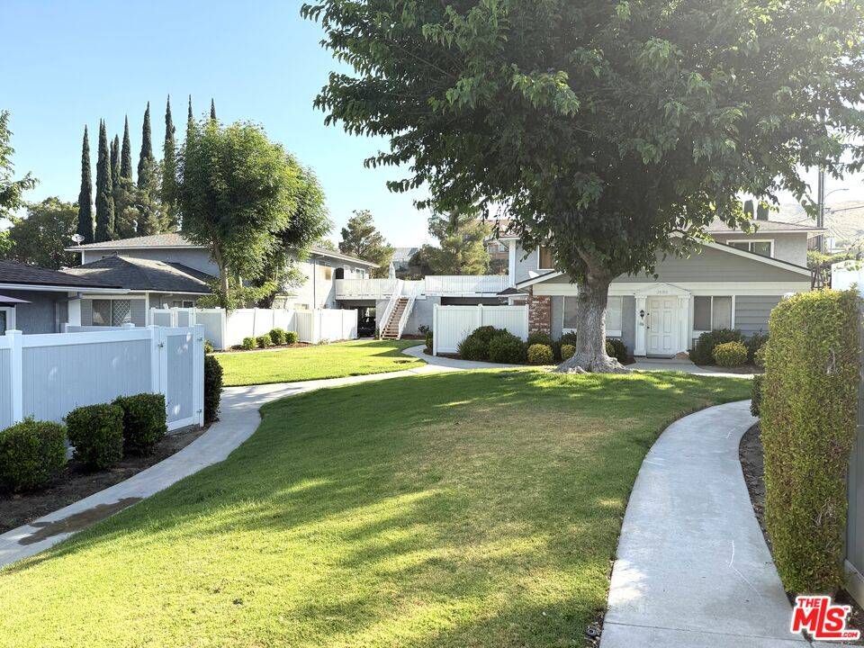 28166 Robin Ave, Santa Clarita, CA 91350