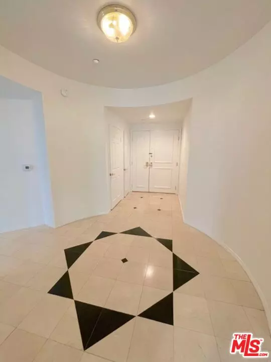 Beverly Hills, CA 90211,121 N Almont Dr #203