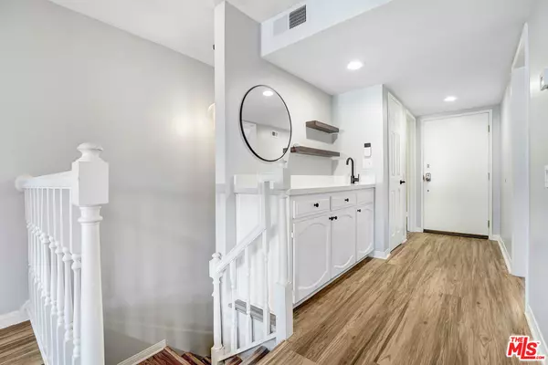 Sherman Oaks, CA 91403,4415 Saugus Ave #209