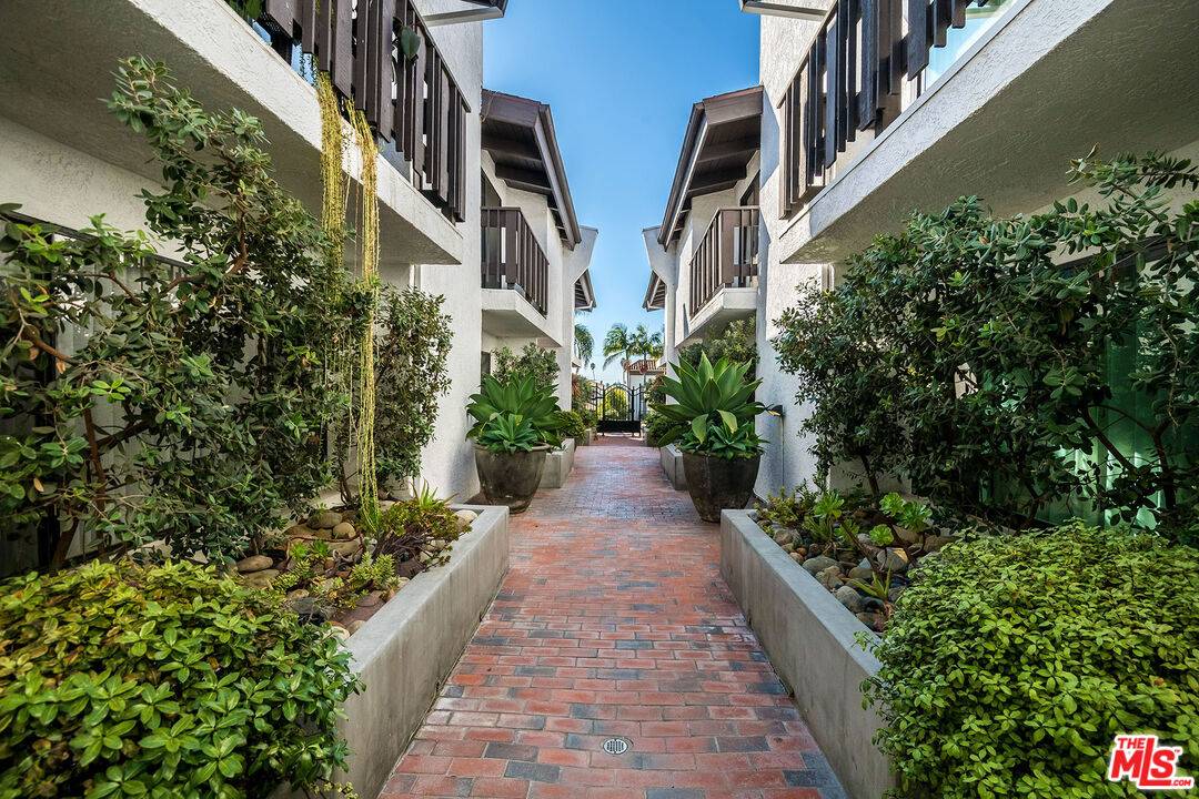 Santa Monica, CA 90403,831 14th St #2