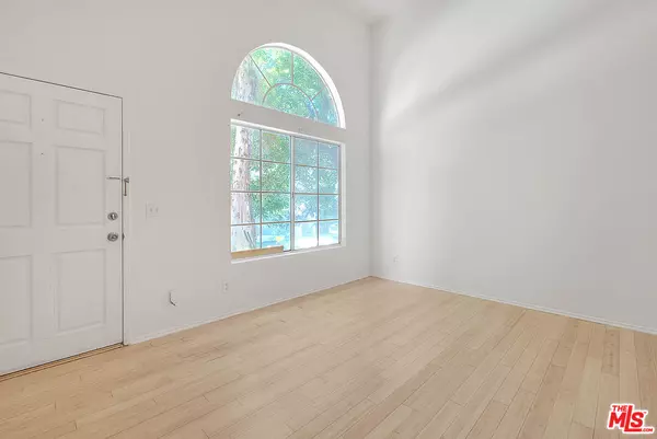 Northridge, CA 91325,8741 Darby Ave #16