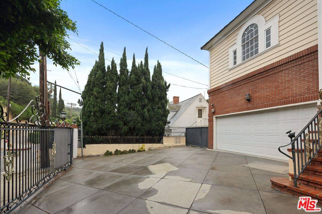 Beverly Hills, CA 90210,2431 Benedict Canyon Dr