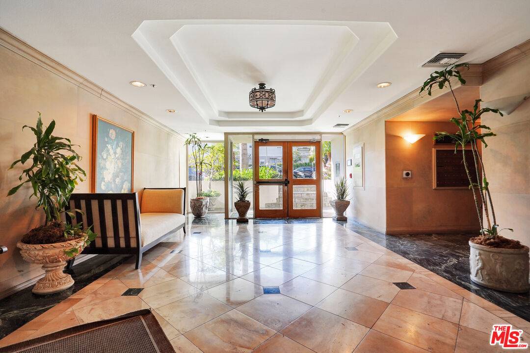 Los Angeles, CA 90049,11690 Montana Ave #207