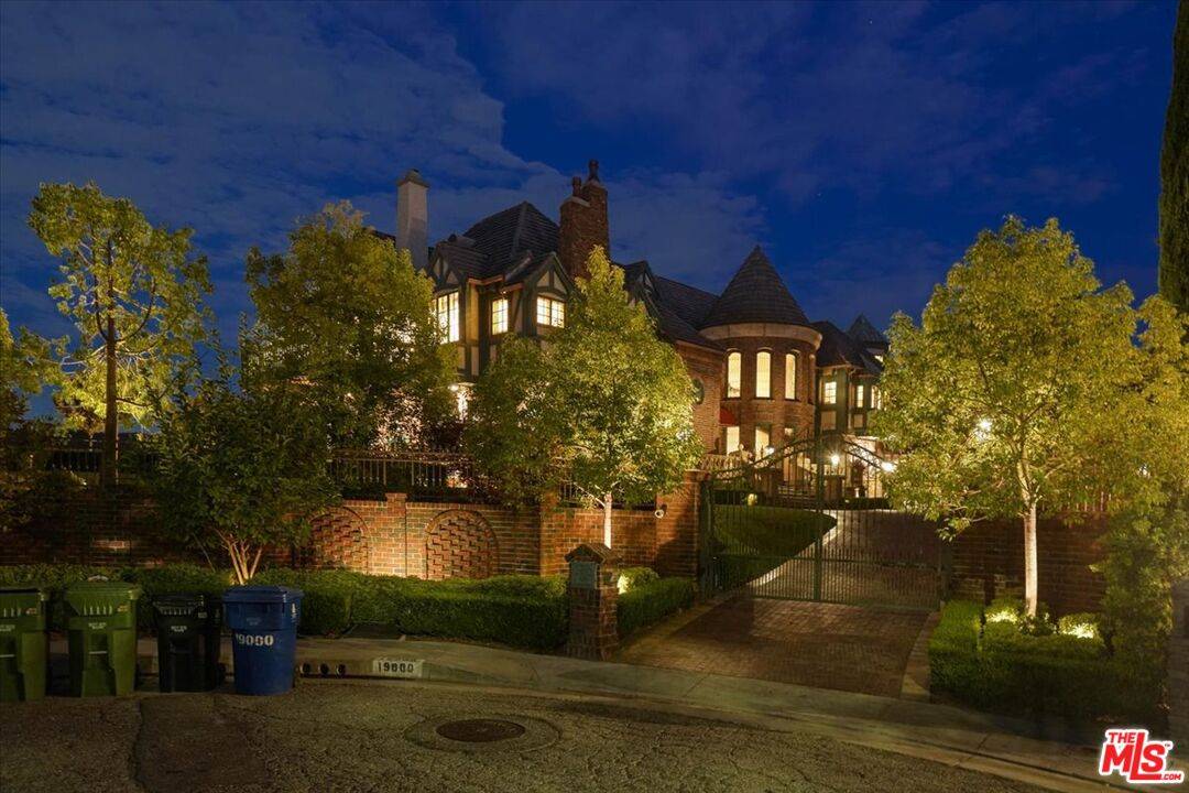 19000 Dorlon Dr, Tarzana, CA 91356