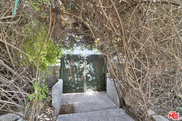 Northridge, CA 91324,9506 Yolanda Ave