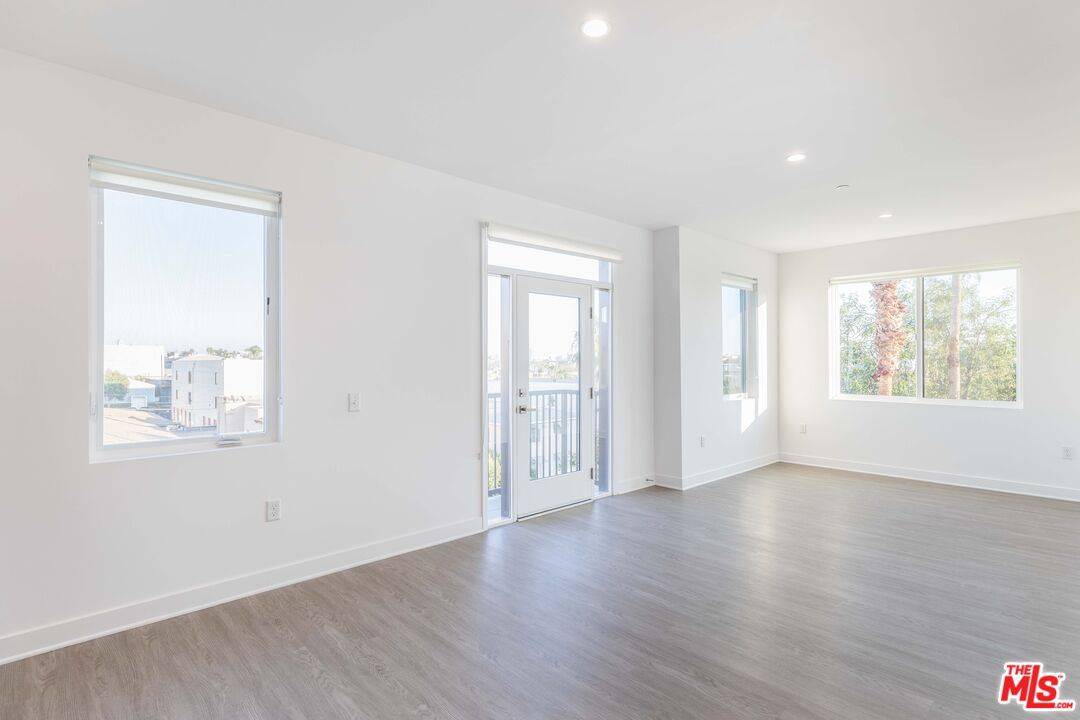 Los Angeles, CA 90038,843 Wilcox Ave #401