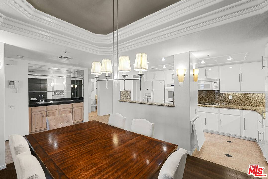 Encino, CA 91316,5224 Zelzah Ave #207