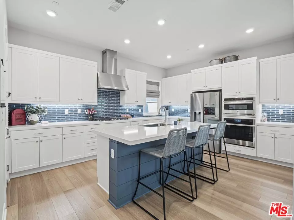 Valencia, CA 91381,27717 Knoll View Pl