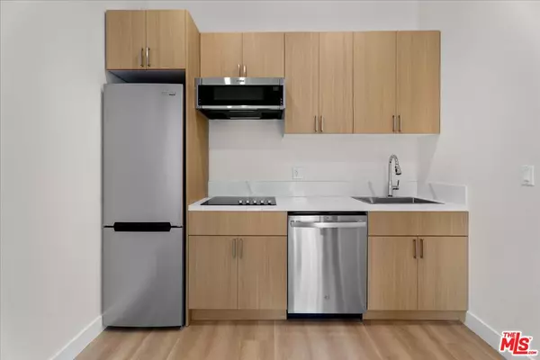 Los Angeles, CA 90034,8644 Venice Blvd