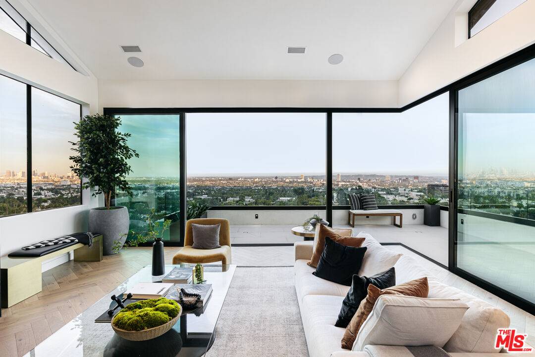7866 Fareholm Dr, Los Angeles, CA 90046