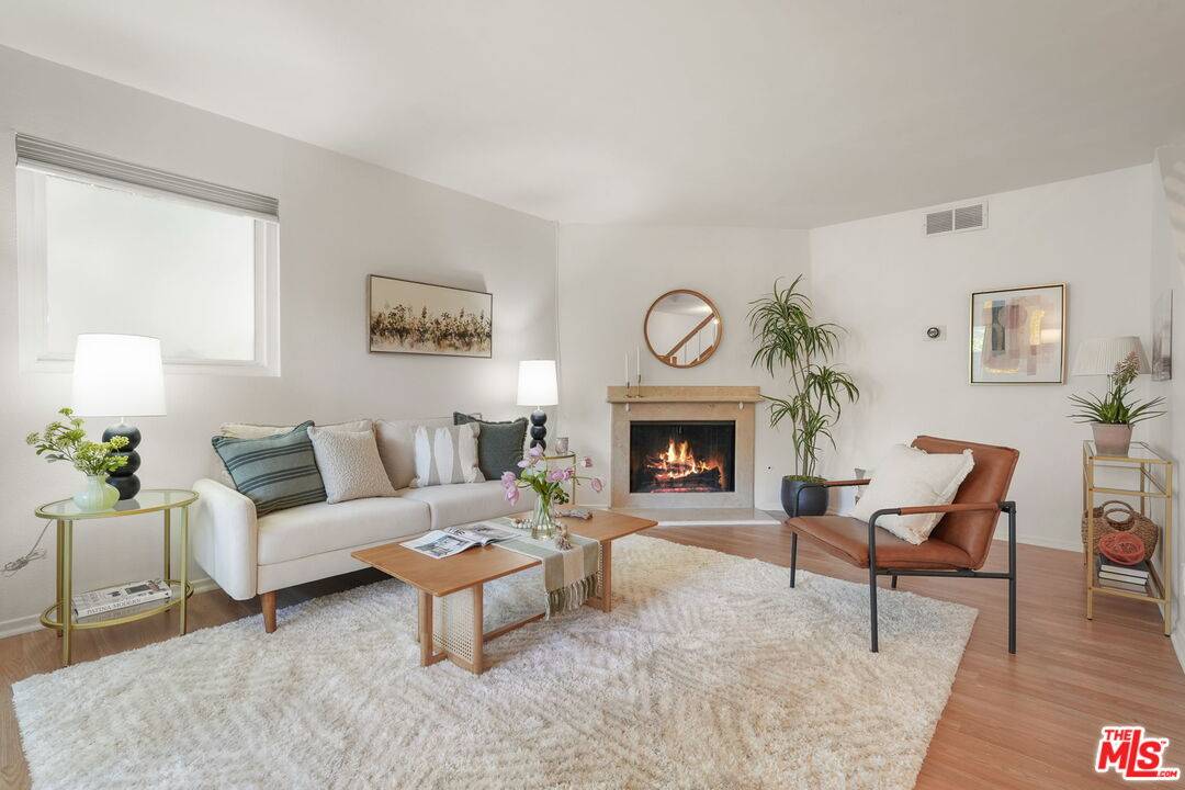 Tarzana, CA 91356,18411 Hatteras St #106