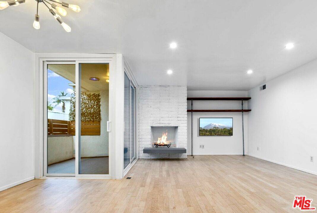 Los Angeles, CA 90025,1807 Camden Ave #4