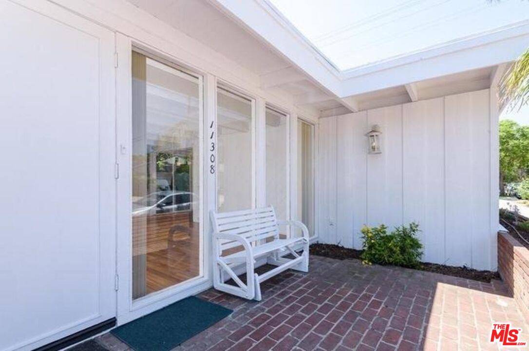 Los Angeles, CA 90049,11304 Isleta St