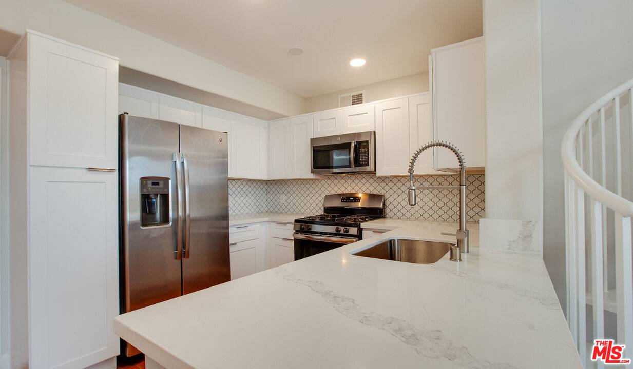 Los Angeles, CA 90036,5551 W 6th St #3-414