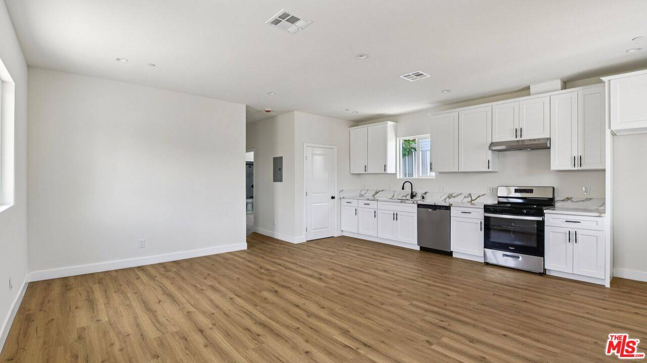 Los Angeles, CA 90003,244 W 82nd St
