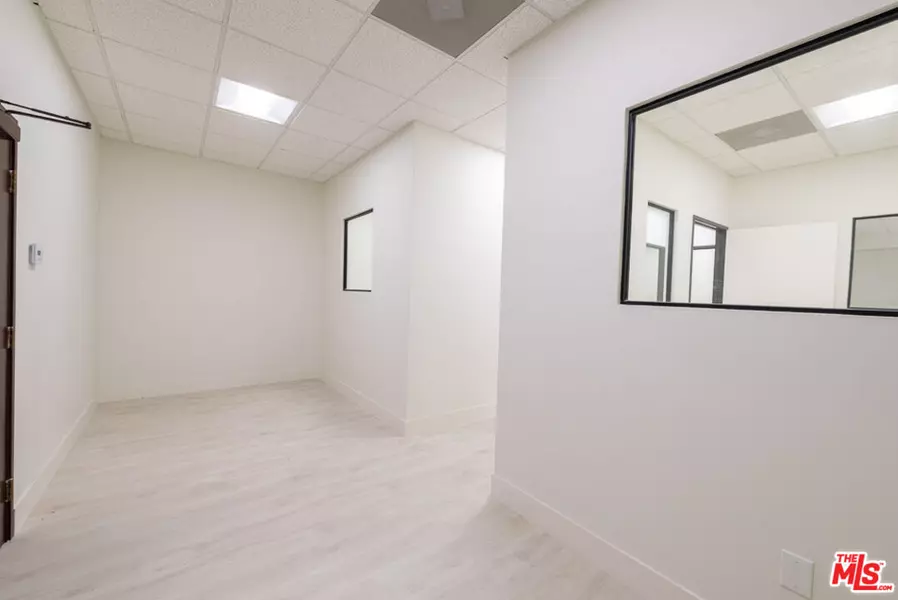 19350 Business Center Dr #102, Northridge, CA 91324