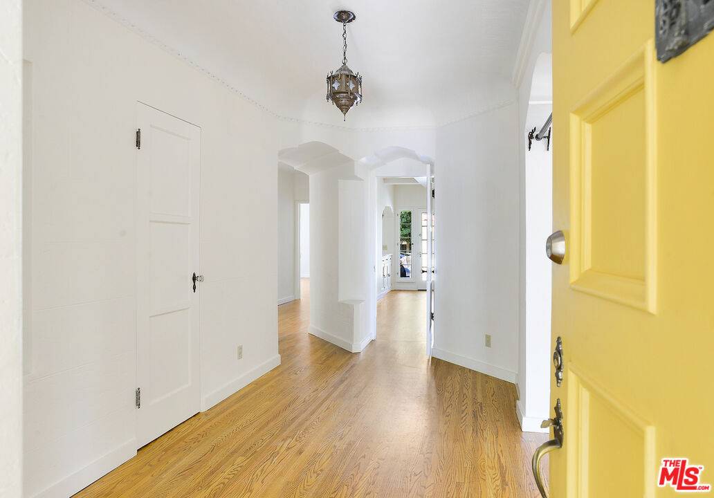 6137 W 6th St, Los Angeles, CA 90048