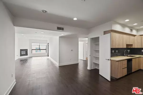 Los Angeles, CA 90049,11811 Darlington Ave #201