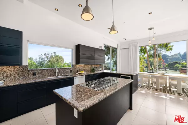 Los Angeles, CA 90049,933 Bluegrass Ln