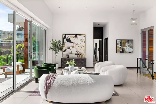 933 Bluegrass Ln, Los Angeles, CA 90049