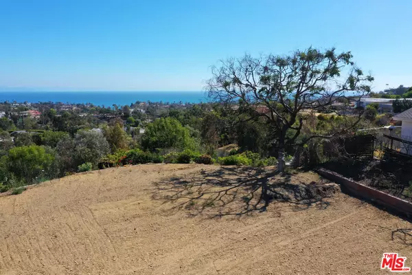 Pacific Palisades, CA 90272,1243 Las Lomas Ave