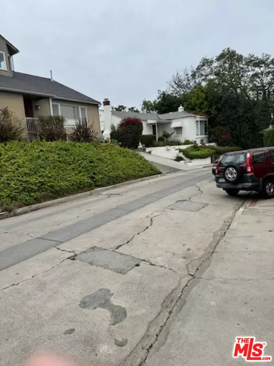 Los Angeles, CA 90027,2266 Ronda Vista Dr