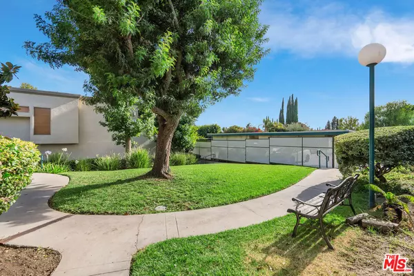 18524 Mayall St #D, Northridge, CA 91324