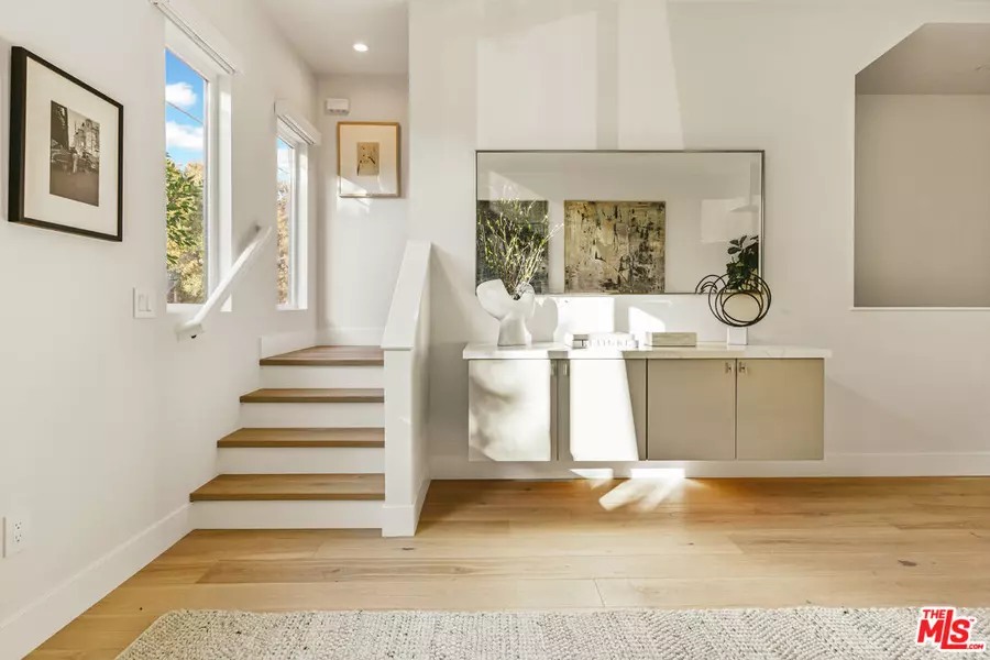 3230 S Barrington Ave, Los Angeles, CA 90066