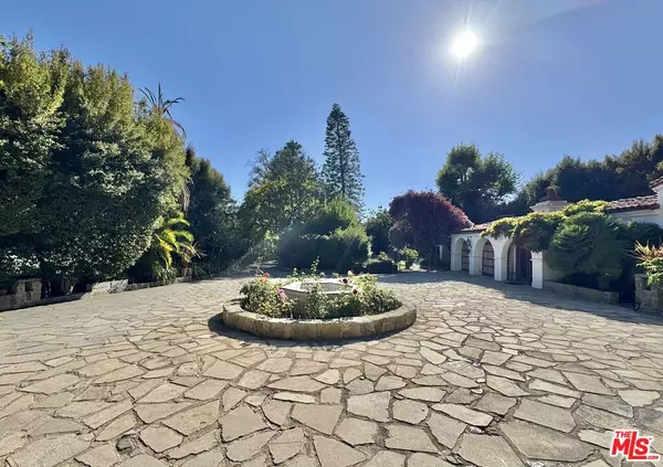 Los Angeles, CA 90049,334 N Carmelina Ave