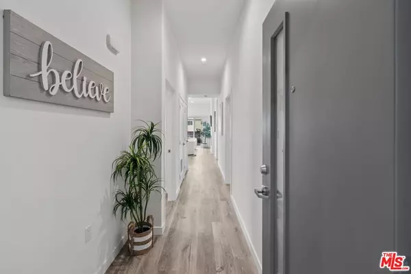 North Hollywood, CA 91601,5114 Cahuenga Blvd