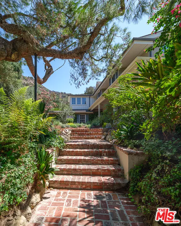 Los Angeles, CA 90046,7972 Mulholland Dr