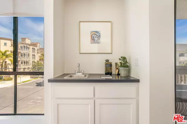 Los Angeles, CA 90049,11805 Mayfield Ave #202