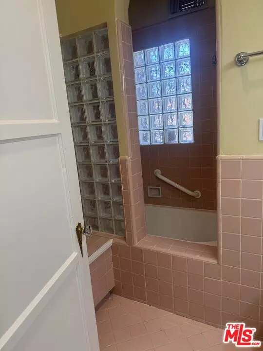 Los Angeles, CA 90008,4116 Garthwaite Ave